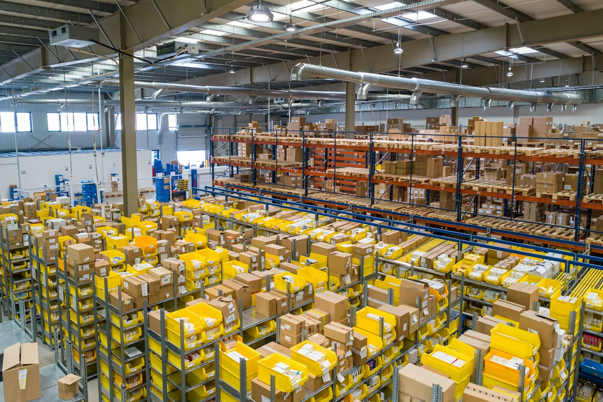 Warehouse with organised parcels and distribution conveyors